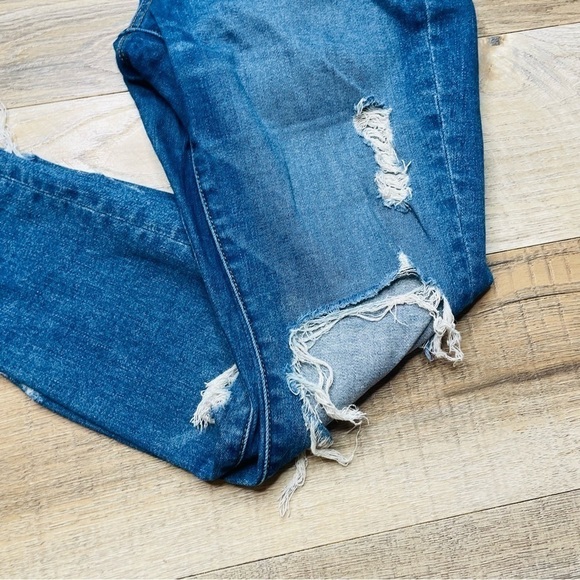 AMERICAN Eagle Destructed High Rise Jegging with Next Level Stretch Medium Wash - Picture 6 of 13